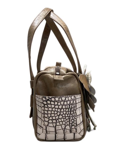 BEAUGRAND（ボーグラン）BEAUGRAND (ボーグラン) バニラクロコフラワーコサージュ付きハンドバッグ ベージュの古着・服飾アイテム