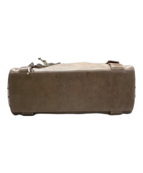 BEAUGRAND（ボーグラン）BEAUGRAND (ボーグラン) バニラクロコフラワーコサージュ付きハンドバッグ ベージュの古着・服飾アイテム