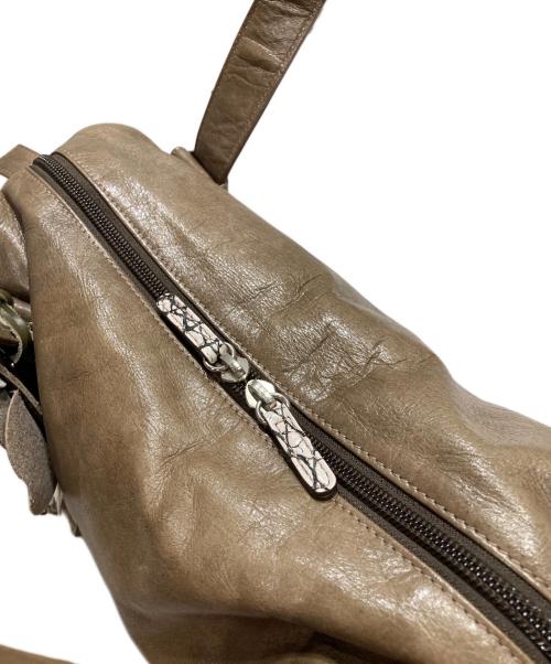 BEAUGRAND（ボーグラン）BEAUGRAND (ボーグラン) バニラクロコフラワーコサージュ付きハンドバッグ ベージュの古着・服飾アイテム