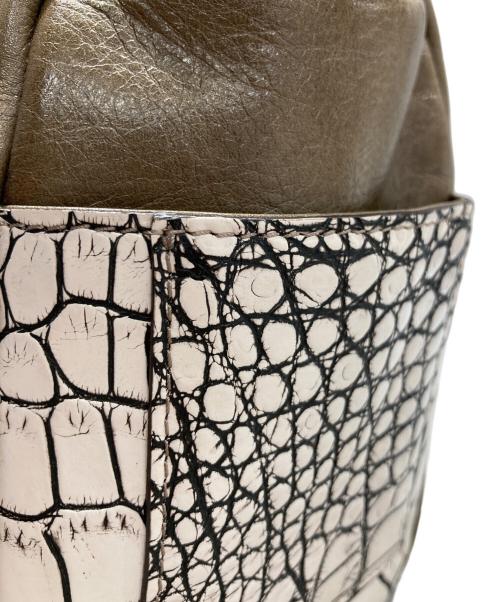 BEAUGRAND（ボーグラン）BEAUGRAND (ボーグラン) バニラクロコフラワーコサージュ付きハンドバッグ ベージュの古着・服飾アイテム