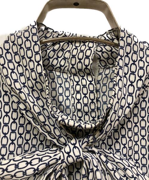 SOEJU（ソージュ）SOEJU (ソージュ) チェーン柄ボウタイブラウス グレー サイズ:Mの古着・服飾アイテム