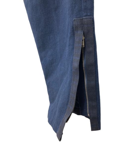 ISSEY MIYAKE（イッセイミヤケ）ISSEY MIYAKE (イッセイミヤケ) コットンツイルサイドジップテーパードパンツ ネイビー サイズ:Ｌの古着・服飾アイテム