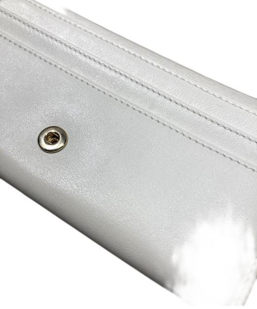 JIMMY CHOO（ジミーチュウ）JIMMY CHOO (ジミーチュウ) 二つ折りスタースタッズウォレット アイボリーの古着・服飾アイテム