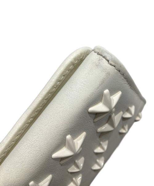 JIMMY CHOO（ジミーチュウ）JIMMY CHOO (ジミーチュウ) 二つ折りスタースタッズウォレット アイボリーの古着・服飾アイテム