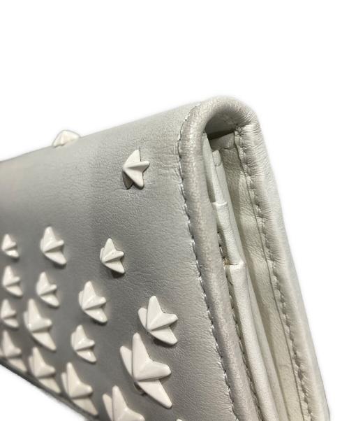 JIMMY CHOO（ジミーチュウ）JIMMY CHOO (ジミーチュウ) 二つ折りスタースタッズウォレット アイボリーの古着・服飾アイテム