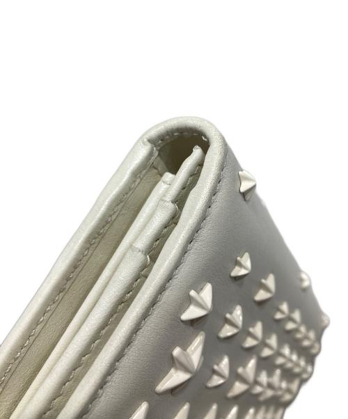 JIMMY CHOO（ジミーチュウ）JIMMY CHOO (ジミーチュウ) 二つ折りスタースタッズウォレット アイボリーの古着・服飾アイテム