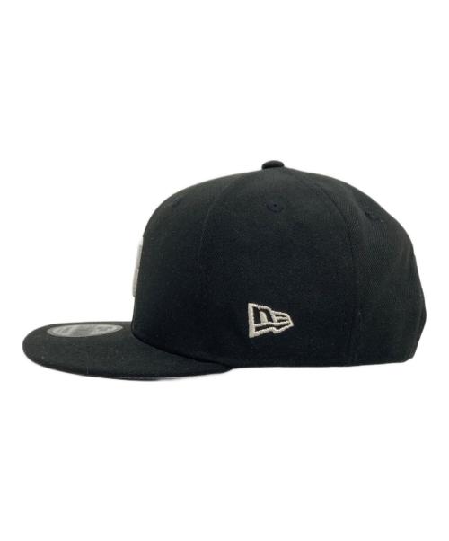 New Era（ニューエラ）New Era (ニューエラ) MARKA (マーカ) コラボB刺繍キャップ ブラックの古着・服飾アイテム