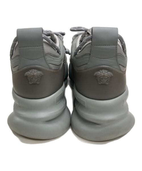 VERSACE（ヴェルサーチェ）VERSACE (ヴェルサーチェ) チェーンリアクションボリュームソールスニーカー グレー サイズ:43の古着・服飾アイテム
