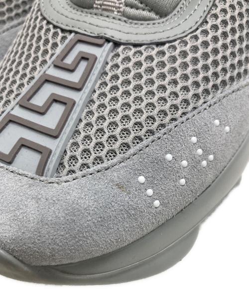 VERSACE（ヴェルサーチェ）VERSACE (ヴェルサーチェ) チェーンリアクションボリュームソールスニーカー グレー サイズ:43の古着・服飾アイテム