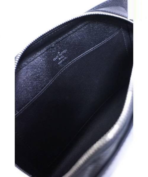 LOUIS VUITTON（ルイ ヴィトン）LOUIS VUITTON (ルイヴィトン) タイガ・バイカルセカンドバッグ ブラック サイズ:- タイガ M30182の古着・服飾アイテム