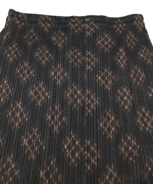 PLEATS PLEASE（プリーツプリーズ）PLEATS PLEASE (プリーツプリーズ) 転写プリントプリーツロングスカート ブラック×ブラウン サイズ:4の古着・服飾アイテム