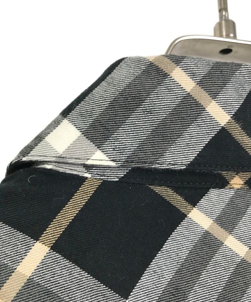 BURBERRY BLUE LABEL（バーバリーロンドンブルーレーベル）BURBERRY BLUE LABEL (バーバリーブルーレーベル) ノヴァチェックシャツ　半袖　S/S フリルシャツ　総柄 ブラック×グレー サイズ:36の古着・服飾アイテム