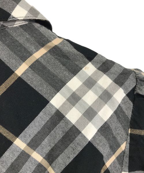 BURBERRY BLUE LABEL（バーバリーロンドンブルーレーベル）BURBERRY BLUE LABEL (バーバリーブルーレーベル) ノヴァチェックシャツ　半袖　S/S フリルシャツ　総柄 ブラック×グレー サイズ:36の古着・服飾アイテム