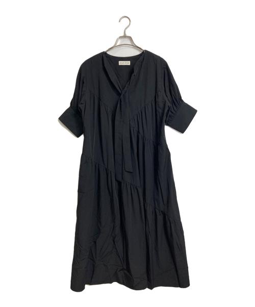 SUM1 STYLE（スミスタイル）SUM1 STYLE (スミスタイル) リボン付きランダムギャザーワンピース　ナイロンワンピース　ロングワンピース　マキシワンピース　ear PAPILLONNER取扱い ブラック サイズ:FREEの古着・服飾アイテム