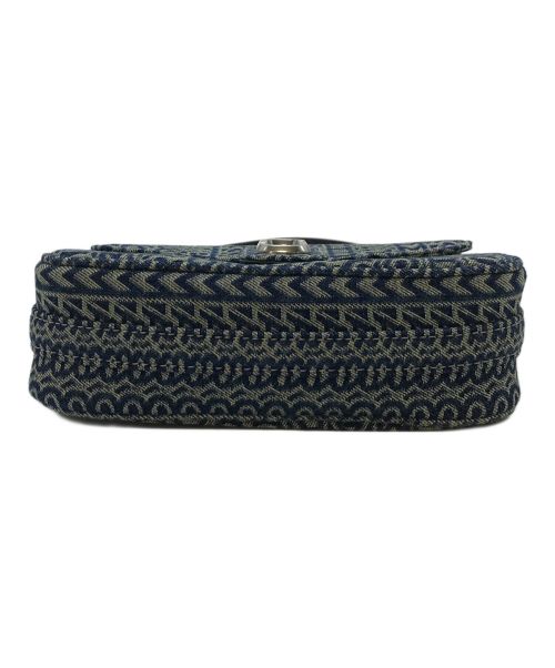 MARC JACOBS（マークジェイコブズ）MARC JACOBS (マークジェイコブス) ザ モノグラム サンフェーディッド デニム カバー ショルダー バッグ スモール インディゴ サイズ:実寸参照 未使用品の古着・服飾アイテム