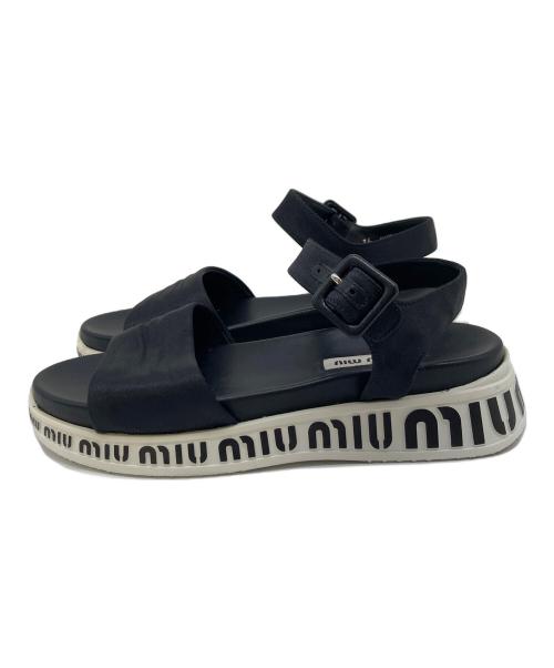 MIU MIU（ミュウミュウ）MIU MIU (ミュウミュウ) ロゴストラップサンダル　ベルトサンダル ブラック×ホワイト サイズ:36の古着・服飾アイテム
