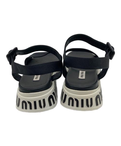 MIU MIU（ミュウミュウ）MIU MIU (ミュウミュウ) ロゴストラップサンダル　ベルトサンダル ブラック×ホワイト サイズ:36の古着・服飾アイテム