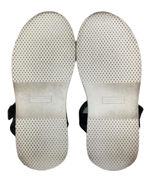 MIU MIU（ミュウミュウ）MIU MIU (ミュウミュウ) ロゴストラップサンダル　ベルトサンダル ブラック×ホワイト サイズ:36の古着・服飾アイテム