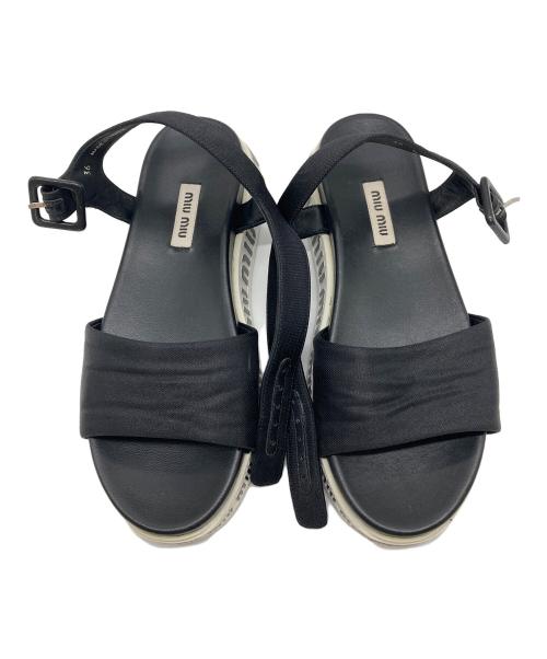 MIU MIU（ミュウミュウ）MIU MIU (ミュウミュウ) ロゴストラップサンダル　ベルトサンダル ブラック×ホワイト サイズ:36の古着・服飾アイテム