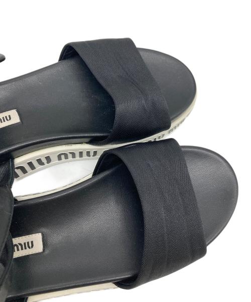 MIU MIU（ミュウミュウ）MIU MIU (ミュウミュウ) ロゴストラップサンダル　ベルトサンダル ブラック×ホワイト サイズ:36の古着・服飾アイテム