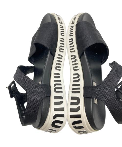 MIU MIU（ミュウミュウ）MIU MIU (ミュウミュウ) ロゴストラップサンダル　ベルトサンダル ブラック×ホワイト サイズ:36の古着・服飾アイテム