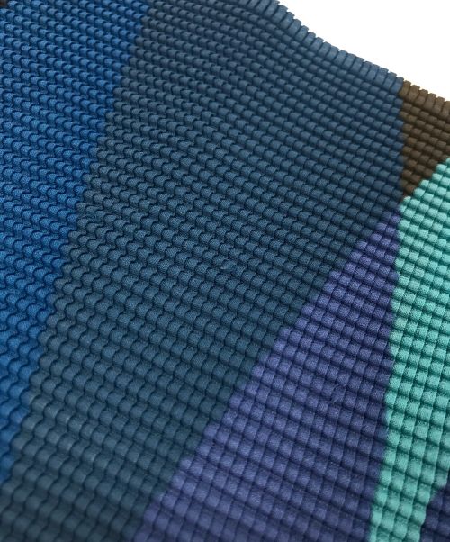 me ISSEY MIYAKE（ミーイッセイ ミヤケ）me ISSEY MIYAKE (ミーイッセイ ミヤケ) 総柄ボックスプリーツブラウス マルチカラー サイズ:実寸参照の古着・服飾アイテム