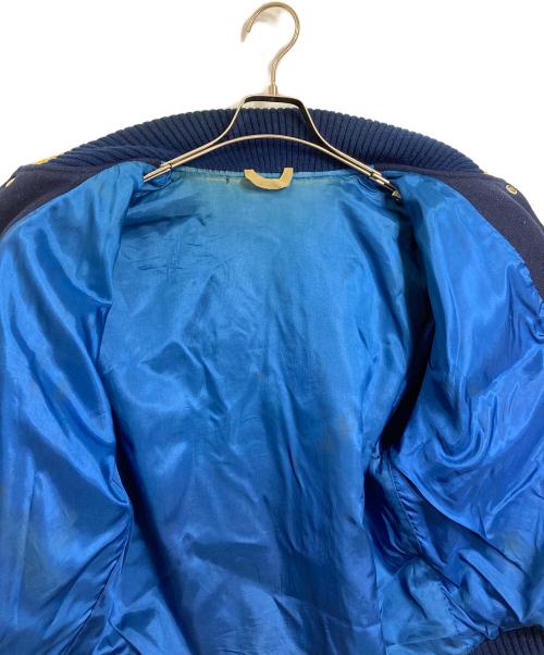 A BATHING APE（ア ベイシング エイプ）A BATHING APE (ア ベイシング エイプ) POST O'ALLS (ポストオーバーオールズ) レザーアームメルトンスタジャン バックロゴ　アウター　USA製 ブルー サイズ:Lの古着・服飾アイテム