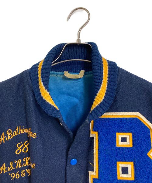 A BATHING APE（ア ベイシング エイプ）A BATHING APE (ア ベイシング エイプ) POST O'ALLS (ポストオーバーオールズ) レザーアームメルトンスタジャン バックロゴ　アウター　USA製 ブルー サイズ:Lの古着・服飾アイテム