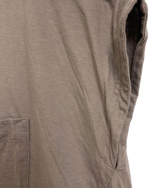 COGTHEBIGSMOKE（コグザビッグスモーク）COGTHEBIGSMOKE (コグザビッグスモーク) フレアカットソー　ノースリーブカットソー　日本製 グレージュ サイズ:実寸参照の古着・服飾アイテム