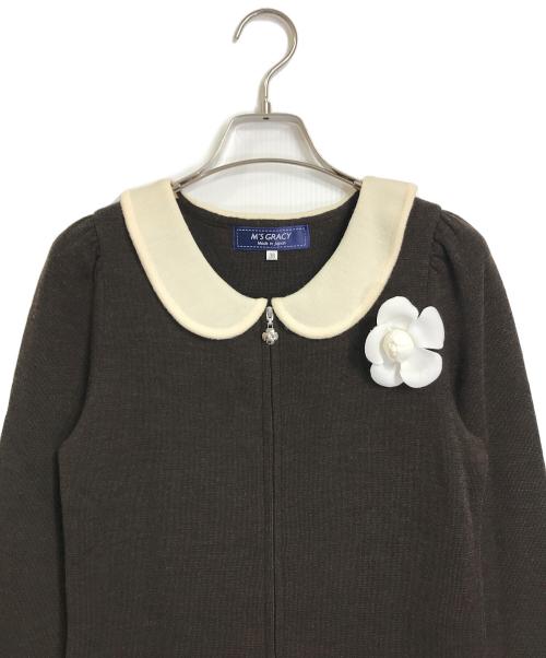M'S GRACY（エムズグレイシー）M'S GRACY (エムズグレイシー) カメリアジップコサージュ付きニットワンピース ブラウン サイズ:38の古着・服飾アイテム