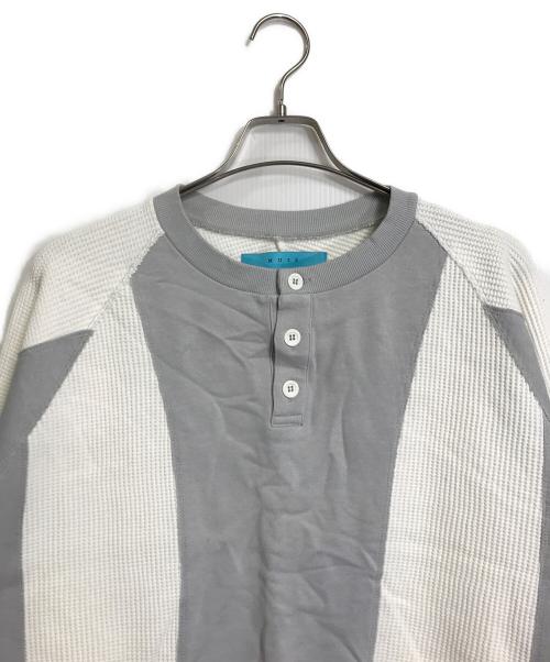 MUZE TURQUOISE LABEL（ミューズ ターコイズ レーベル）MUZE TURQUOISE LABEL (ミューズ ターコイズ レーベル) STRIPE HENRY NECK WAFFLE SWEAT ホワイト×グレー サイズ:1の古着・服飾アイテム
