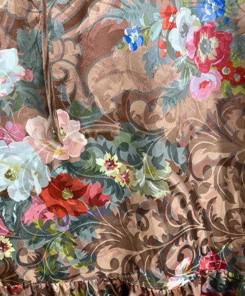 GRACE CONTINENTAL（（グレースコンチネンタル）GRACE CONTINENTAL (グレースコンチネンタル) ウォールペーパープリントワンピース　ブラウスワンピース　フラワープリントワンピース　ロングワンピース　花柄　日本製 ブラウン サイズ:38の古着・服飾アイテム