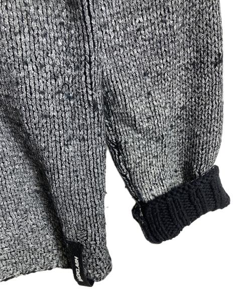 ISAMU KATAYAMA BACKLASH（イサムカタヤマ・バックラッシュ）ISAMU KATAYAMA BACKLASH (イサムカタヤマ・バックラッシュ) 顔料プリント加工 ニット　長袖ニット　デザインニット グレー サイズ:Sの古着・服飾アイテム