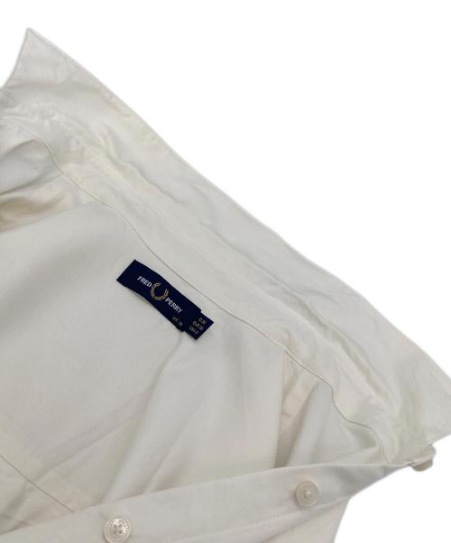 FRED PERRY（フレッドペリー）FRED PERRY (フレッドペリー) ボタンダウンシャツワンピース 長袖ワンピース　ロングシャツ ローレルリース ホワイト サイズ:EUR38の古着・服飾アイテム