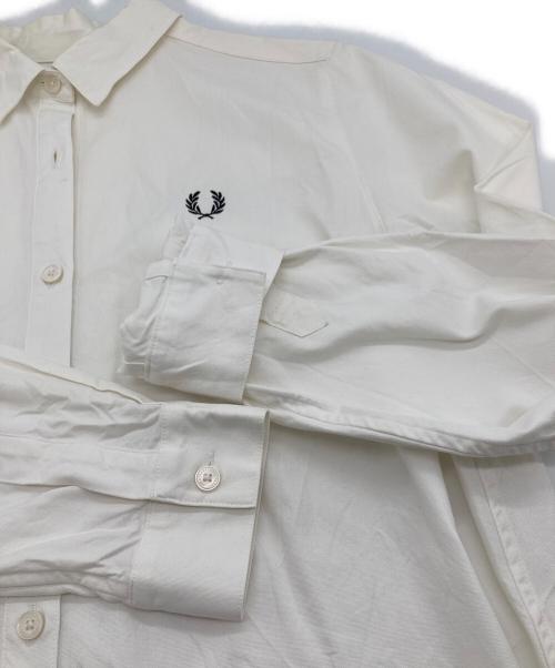 FRED PERRY（フレッドペリー）FRED PERRY (フレッドペリー) ボタンダウンシャツワンピース 長袖ワンピース　ロングシャツ ローレルリース ホワイト サイズ:EUR38の古着・服飾アイテム