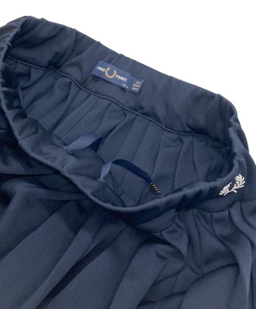 FRED PERRY（フレッドペリー）FRED PERRY (フレッドペリー) プリーツパンツ ワイドパンツ イージーパンツ ロゴ刺繍 ネイビー サイズ:UK38の古着・服飾アイテム