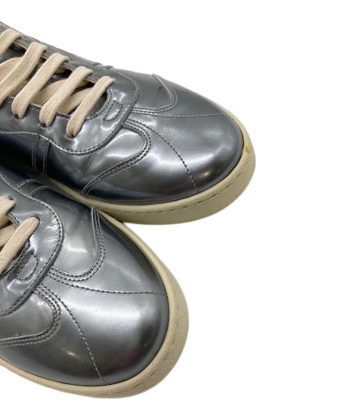 Salvatore Ferragamo（サルヴァトーレ フェラガモ）Salvatore Ferragamo (サルヴァトーレ フェラガモ) サイドロゴローカットスニーカー レースアップスニーカー メタリックシルバー サイズ:8 Mの古着・服飾アイテム