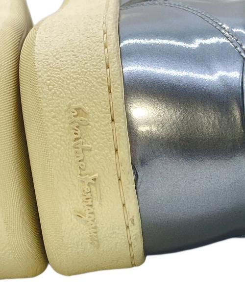 Salvatore Ferragamo（サルヴァトーレ フェラガモ）Salvatore Ferragamo (サルヴァトーレ フェラガモ) サイドロゴローカットスニーカー レースアップスニーカー メタリックシルバー サイズ:8 Mの古着・服飾アイテム
