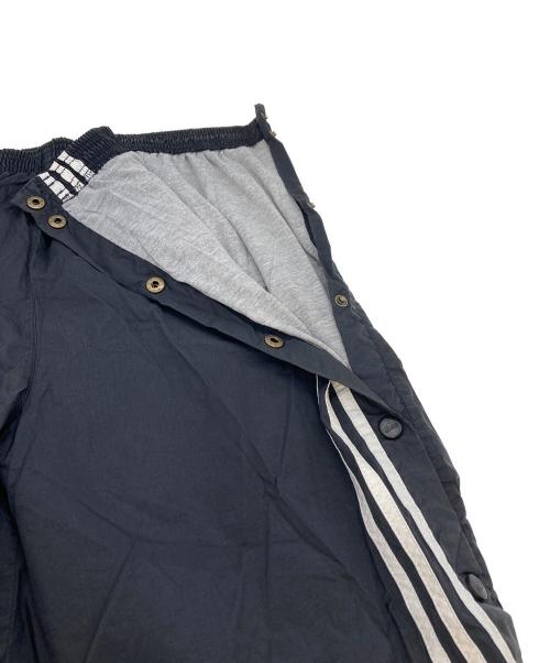 adidas（アディダス）adidas (アディダス) 【古着】ナイロンパンツ　ラインパンツ　 万国旗タグ ブラック サイズ:実寸参照の古着・服飾アイテム