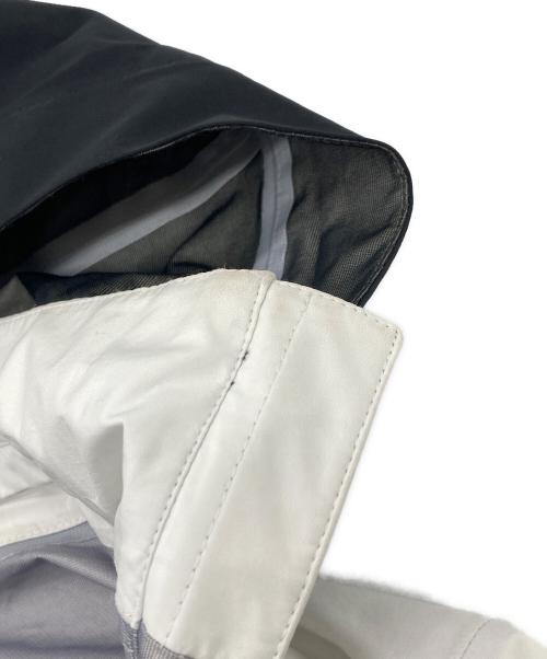 NIKE ACG（ナイキエーシージー）NIKE ACG (ナイキエージーシー) DEPLOY GORETEX JACKET ナイキラボ デプロイ ゴアテックス ジャケット　アウター　ライトアウター　スポーツ　アウトドア ホワイト×ブラック サイズ:XSの古着・服飾アイテム