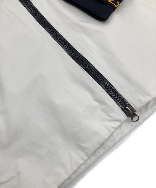 NIKE ACG（ナイキエーシージー）NIKE ACG (ナイキエージーシー) DEPLOY GORETEX JACKET ナイキラボ デプロイ ゴアテックス ジャケット　アウター　ライトアウター　スポーツ　アウトドア ホワイト×ブラック サイズ:XSの古着・服飾アイテム