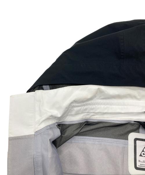 NIKE ACG（ナイキエーシージー）NIKE ACG (ナイキエージーシー) DEPLOY GORETEX JACKET ナイキラボ デプロイ ゴアテックス ジャケット　アウター　ライトアウター　スポーツ　アウトドア ホワイト×ブラック サイズ:XSの古着・服飾アイテム