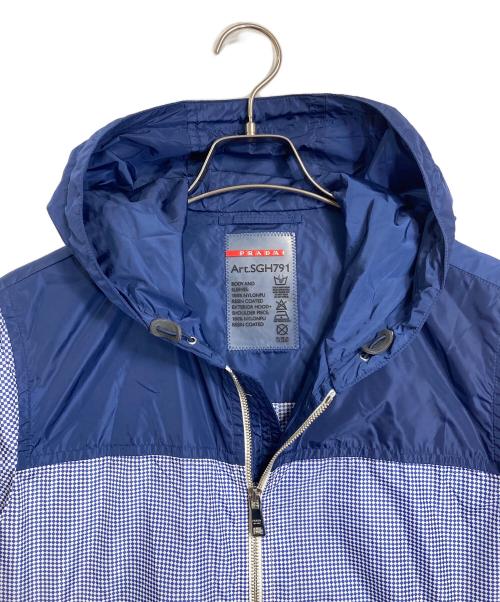 PRADA SPORTS（プラダスポーツ）PRADA SPORTS (プラダスポーツ) チェック切替ナイロンジャケット レッドバーロゴ サイドロゴ　アウター　ライトアウター　国内代理店表記あり ホワイト×ブルー サイズ:46の古着・服飾アイテム