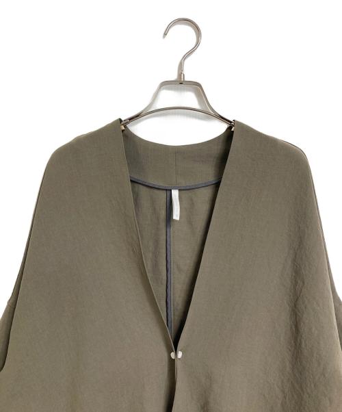 NO CONTROL AIR（ノーコントロールエアー）no control air (ノーコントロールエアー) 追撚ポリエステルツイルウォッシュ加工ノーカラージャケット カーキ サイズ:FREEの古着・服飾アイテム