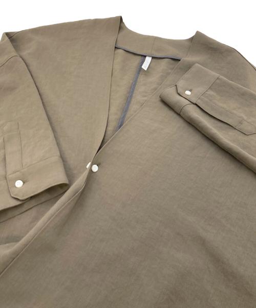 NO CONTROL AIR（ノーコントロールエアー）no control air (ノーコントロールエアー) 追撚ポリエステルツイルウォッシュ加工ノーカラージャケット カーキ サイズ:FREEの古着・服飾アイテム