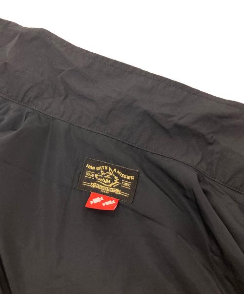 manwithamission（マンウィズアミッション）manwithamission (マンウィズアミッション) スメルスライクイイ肉コーチジャケット　ナイロンジャケット　アウター　 ブラック サイズ:実寸参照の古着・服飾アイテム