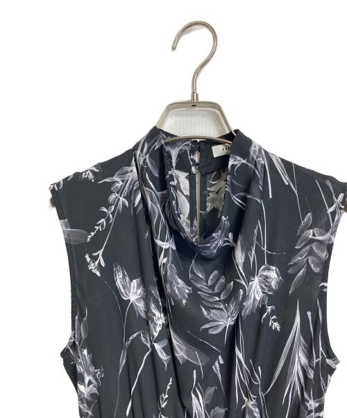 FRAY ID（フレイ アイディー）FRAY ID (フレイ アイディー) ドレープネックシャーリングプリントワンピ　ロングワンピース　フラワープリント　花柄 ブラックの古着・服飾アイテム