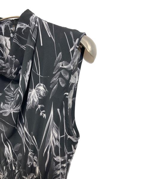 FRAY ID（フレイ アイディー）FRAY ID (フレイ アイディー) ドレープネックシャーリングプリントワンピ　ロングワンピース　フラワープリント　花柄 ブラックの古着・服飾アイテム