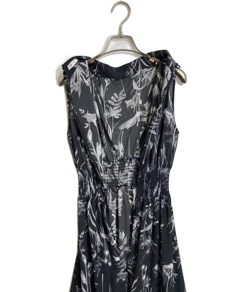FRAY ID（フレイ アイディー）FRAY ID (フレイ アイディー) ドレープネックシャーリングプリントワンピ　ロングワンピース　フラワープリント　花柄 ブラックの古着・服飾アイテム
