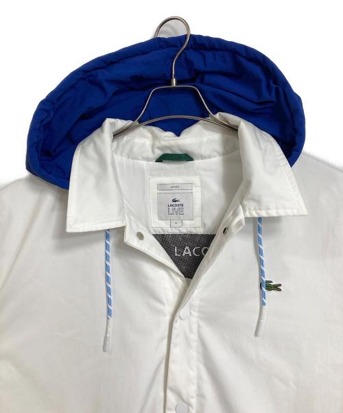 LACOSTE LIVE（ラコステライブ）LACOSTE LIVE (ラコステライブ) バックプリントコーチジャケット　アウター ホワイト×ブルー サイズ:XLの古着・服飾アイテム